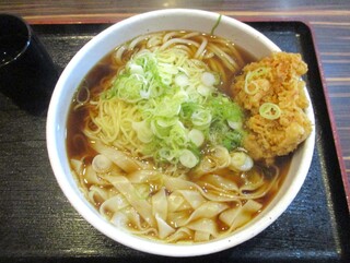 長命うどん千音寺店 - うどん ＆ 和風中華 & きしめん のミックス 50円 + 特盛 710円 + かき揚げ 130円 ＝ 890円（以下 税込） の かけ 。