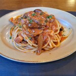 フォセッタ - ベーコン、イタリア産きのこ、湘南産茄子、パルミジャーノのトマトソース リングイネ