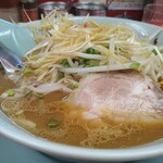 Yamaokaya - 焦がし醤油ラーメンのスープ、トッピング