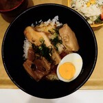 食堂 けやき - A定食 (小鉢付き) 楽しい どんぶりの日♪ 豚角煮丼、620円。