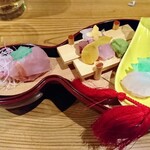 まろうど - お造り
        三重産 メヌケ造り 
        静岡産 天竜金目鯛造り 
        長崎産 黒むつ造り
        長崎産 天然本まぐろ造り