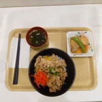 食堂 けやき - 丼 + 小鉢で630円。