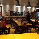 餃子の王様 龍吟 - 店内（店員さんが餃子を制作中）