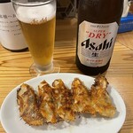 餃子食堂マルケン - ニンニク餃子と瓶ビール