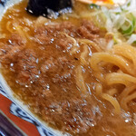 弟子屈ラーメン - 特製味噌玉をスープに混ぜて…