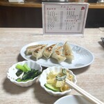 つばき - 餃子。小松菜のお浸し。マカロニサラダ。