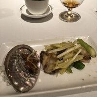 中国飯店 富麗華 - 鮑と黄韮　左はキモ