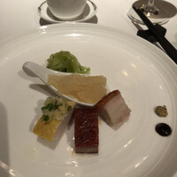 中国飯店 富麗華 - 前菜　蒸し鶏、焼豚、皮付豚、クラゲ