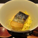 鮨 やまけん - 鯖の蒸し鮨