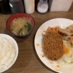 キッチン大正軒 - 組合せ定食（豚しょうが焼き＋メンチ）