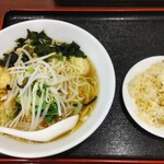 Gourakuen - 日替りランチ(ワンタン麵+半チャーハン) 850円 ♪