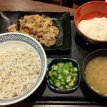 Yoshinoya - 牛皿麦とろごはん(712円)