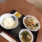 上海飯店 - 肉野菜炒めと半ライス