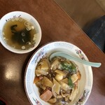 上海飯店 - 中華丼　ごはん少なめ　わかめスープ