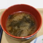 食堂 けやき - ワカメとお揚げのお味噌汁。