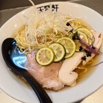 天雷軒 - 2023年9月限定 冷やしすだちラーメン(900円) 変わり種冷やし中華路線 魚介の旨み出汁スープは良い感じですが、後に残る苦味はなんでろう らしくないな。