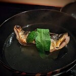 茜坂大沼 - お椀は何とも美しい、鮎。骨から取ったお出汁に、昆布を合わせて、ついため息をつくような滋味です。