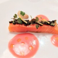 プレスキル - タスマニア産サーモンのミ・キュイ　アーティチョークのピューレと柑橘