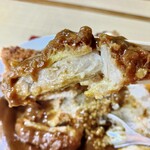 とんかつ ことぶき - ２センチ近い厚みに、しっかりと脂がついてます(*ﾟ∀ﾟ)=3