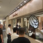 218360877 - 丸の内TOKIA 地下一階店舗入口の行列