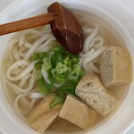 栃尾豆庵 - 関西風うどんに油揚げを載せていただきました