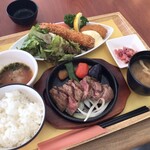 ロイヤルホスト - 「アンガスサーロインステーキと天然海老フライ＆ずわい蟹のクリームコロッケ膳」（2,948圓税込）。
