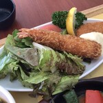 ロイヤルホスト - 「アンガスサーロインステーキと天然海老フライ＆ずわい蟹のクリームコロッケ膳」（2,948圓税込）の天然海老フライ、ずわい蟹のクリームコロッケ、サラダ。
