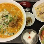 龍巳飯店 - 野菜炒めのせ担々麺＆ミニチャーハンセット1100円（税込）