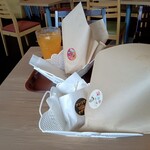 沼津バーガー - 手前から右へアンコウナゲット、深海魚バーガー、奥は左から右へ三ケ日みかんハイボール、サメバーガー