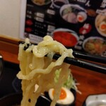 俺の中華たなか家 - スープをよく絡めるウェーブ麺に変化した模様♬