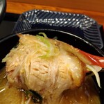 俺の中華たなか家 - チャーシューを熱々つけ汁に浸していたら(゜o゜;❗　「柔らかぁ〜♥」なトロケるホロホロ♪チャーシューに(๑´ڡ`๑)