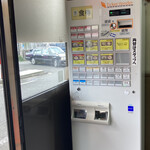 月天 - 券売機(店舗入り口の左側)