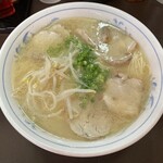 月天 - 大盛ラーメン(アップ)見た目からあっさり豚骨