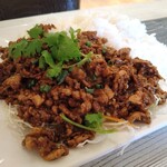 タイ村×ビーチルーム - ムーガディアムカオ（豚肉のガーリック炒めご飯）