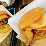 HERO'S  DINER - 右:ヒーローズバーガー     左:アボガドチーズバーガー