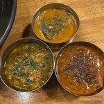 SPICY CURRY 魯珈 - 230922 SPICY CURRY 魯珈＠大久保
      ぷち 300円×3
      　チキンカレー
      　サグポークキーマカレー
      　クリーミィ野菜コルマカレー