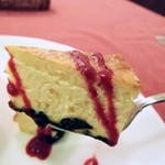 ALWAYSカマヤ - チーズケーキ。濃厚なベリーのソース。