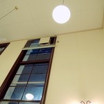 ALWAYSカマヤ - 天井がすごく高いです。一番高いところに換気扇があります。