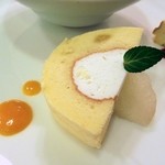 ALWAYSカマヤ - 店長の奥様の作ったロールケーキ。濃厚なマンゴーソース。