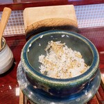 割烹 新多久 - 土鍋で提供されます。のこったのはお土産にします