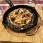 チャコールバル ジュ - カマンベール鉄板焼き　はちみつがけ