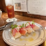 チャコールバル ジュ - 桃と生ハム　カッテージチーズ