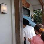 とら食堂 - 暖簾がかかった瞬間！