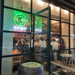 CHOWCHOW - グリーンのネオンが映えるガラス張りのお洒落な店