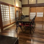 うぶすなの郷 TOMIMOTO - 椅子席。夜はジャズが流れています。