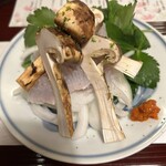 うぶすなの郷 TOMIMOTO - 小鍋は松茸とハモ。玉ねぎと三つ葉を先に投入。