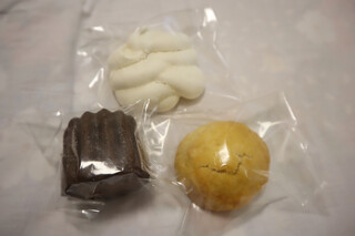 La vie en Rose - ◉ 카눌레 / 325엔 세금 포함
                        ◉ 스콘 / 200엔 세금 포함
                        ◉ 머랭 과자 / 80엔 세금 포함