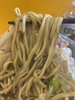 ラーメン二郎 - 天地返しをする。天地返しとは下の麺を慎重に引き摺り出し野菜の上に乗せていく。山盛りなので熟練度が肝要