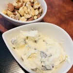 こひる庵 - レーズンチーズクリーム250円　ナッツ250円　横綱ラムを頼んだお友達のおかげでいただきました♡