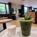 cha-no-wa - 抹茶グリーンティフロート(税込600円)
            濃いめの冷製抹茶に抹茶アイスとミルクアイスがダブルで入っていました。
            その分だけ重みに耐えるために水面下に氷がたっぷり！
            なので抹茶が飲める量は少ない(笑)